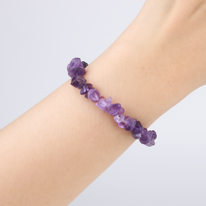 Minimalist chip crystal bracelet with raw-shaped amethyst, showcasing deep purple tones and soothing spiritual energy