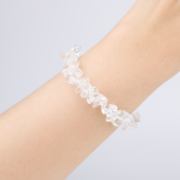 Minimalist chip crystal bracelet with raw-shaped clear quartz, offering a clean and versatile natural crystal look