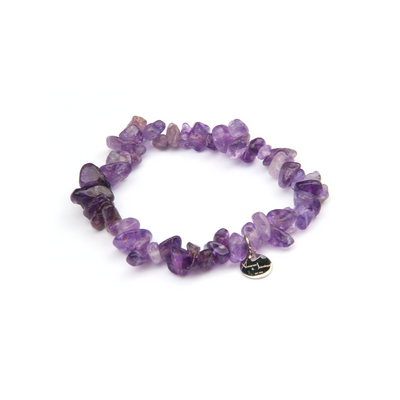 Minimalist chip crystal bracelet with raw-shaped amethyst, showcasing deep purple tones and soothing spiritual energy