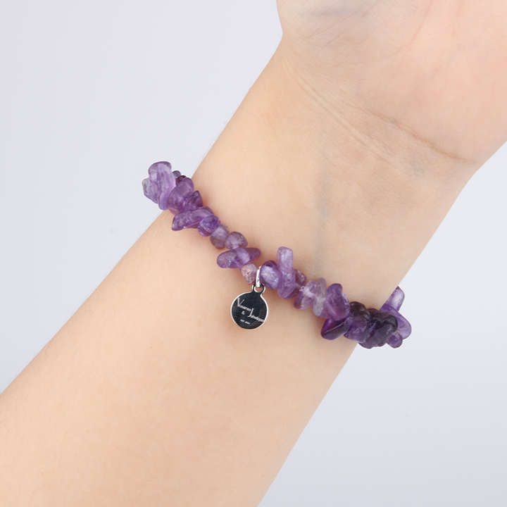 Minimalist chip crystal bracelet with raw-shaped amethyst, showcasing deep purple tones and soothing spiritual energy
