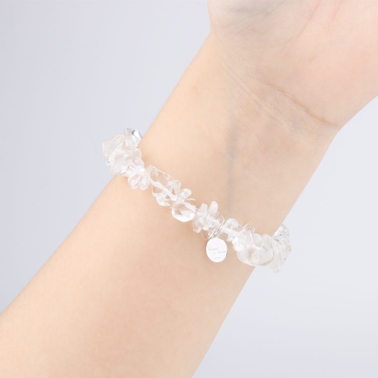 Minimalist chip crystal bracelet with raw-shaped clear quartz, offering a clean and versatile natural crystal look