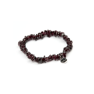 Minimalist bracelet with raw-shaped garnet stones, offering a bold and earthy natural look