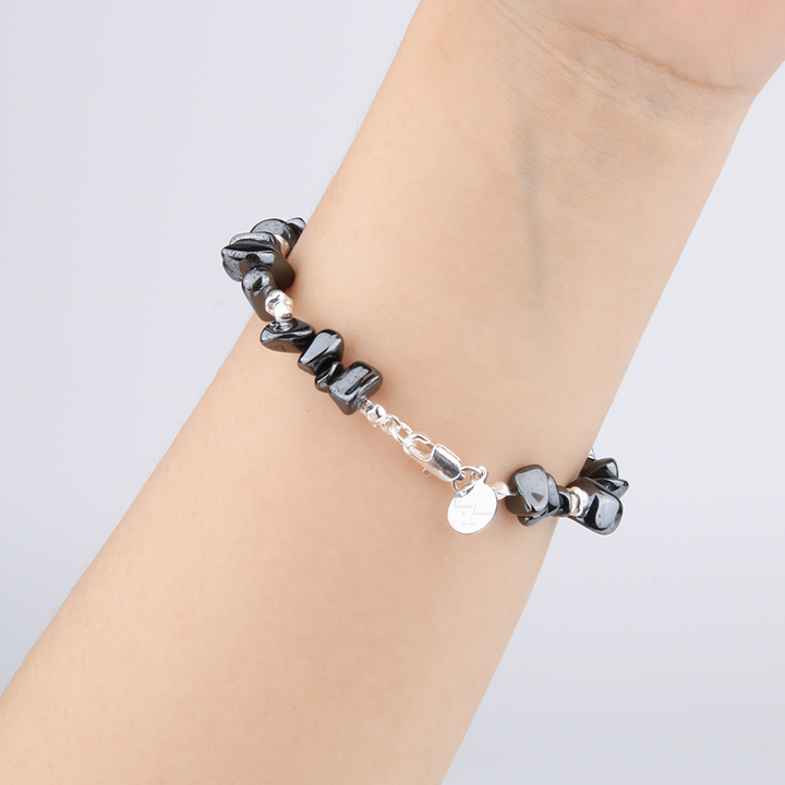 Minimalist chip crystal bracelet with raw-shaped hematite, 925 silver cat’s eye threaded beads, and raw-shaped silver beads for a sleek metallic look