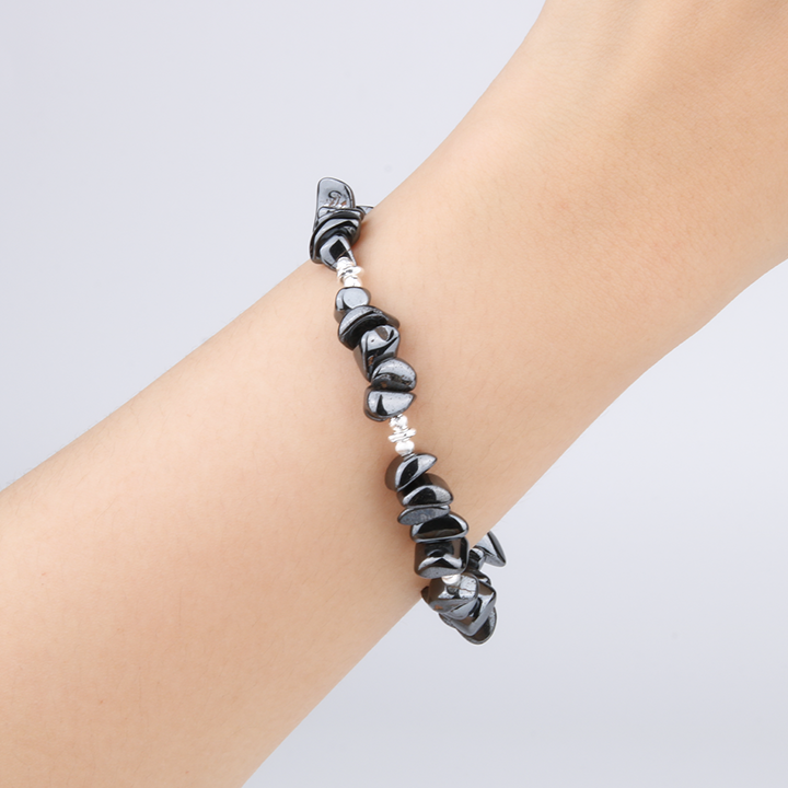 Minimalist chip crystal bracelet with raw-shaped hematite, 925 silver cat’s eye threaded beads, and raw-shaped silver beads for a sleek metallic look