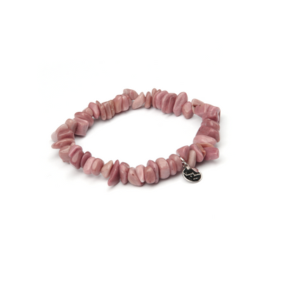 Minimalist chip crystal bracelet with raw-shaped rhodonite stones, highlighting soft pink tones and natural healing aesthetics
