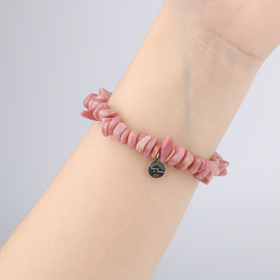 Minimalist chip crystal bracelet with raw-shaped rhodonite stones, highlighting soft pink tones and natural healing aesthetics