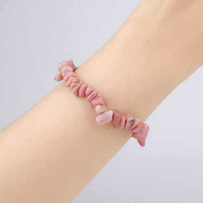 Minimalist chip crystal bracelet with raw-shaped rhodonite stones, highlighting soft pink tones and natural healing aesthetics