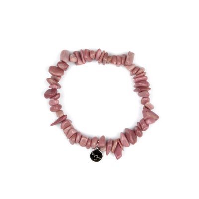Minimalist chip crystal bracelet with raw-shaped rhodonite stones, highlighting soft pink tones and natural healing aesthetics