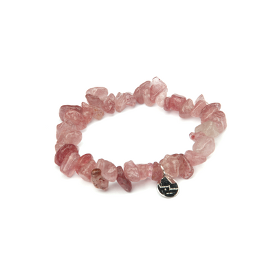 Minimalist chip crystal bracelet with raw-shaped strawberry rose quartz, featuring soft pink tones and a natural romantic aesthetic
