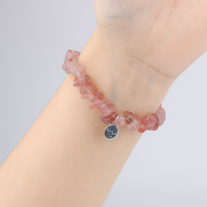 Minimalist chip crystal bracelet with raw-shaped strawberry rose quartz, featuring soft pink tones and a natural romantic aesthetic
