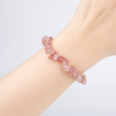 Minimalist chip crystal bracelet with raw-shaped strawberry rose quartz, featuring soft pink tones and a natural romantic aesthetic